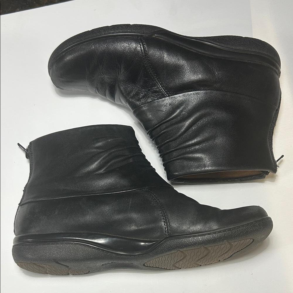 Clark’s black leather ankle boots/booties zip closure size 8.5